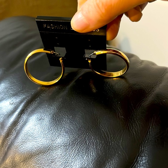 Vintage Beautiful Gold Filled Round classy Earrings. They look real. - Picture 8 of 8